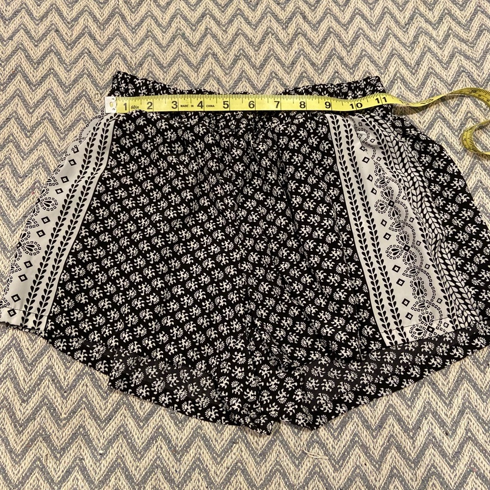 BeBop XS Black & White High-Waisted Patterned Shorts with Pockets - Picture 2 of 5